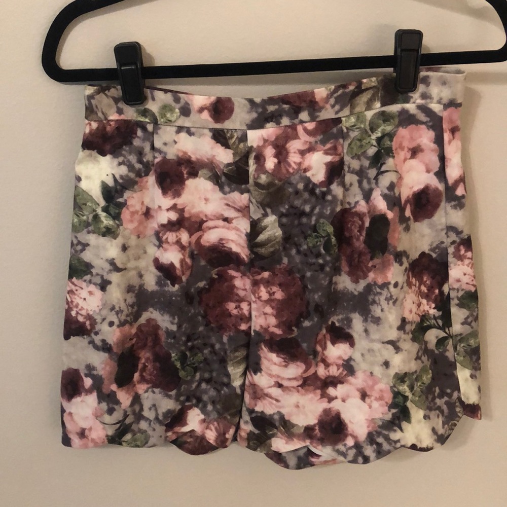 Floral print scallop shorts